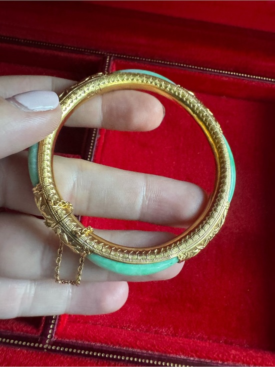 Jewelry - Stunning 18K solid yellow gold and jade bangle bracelet